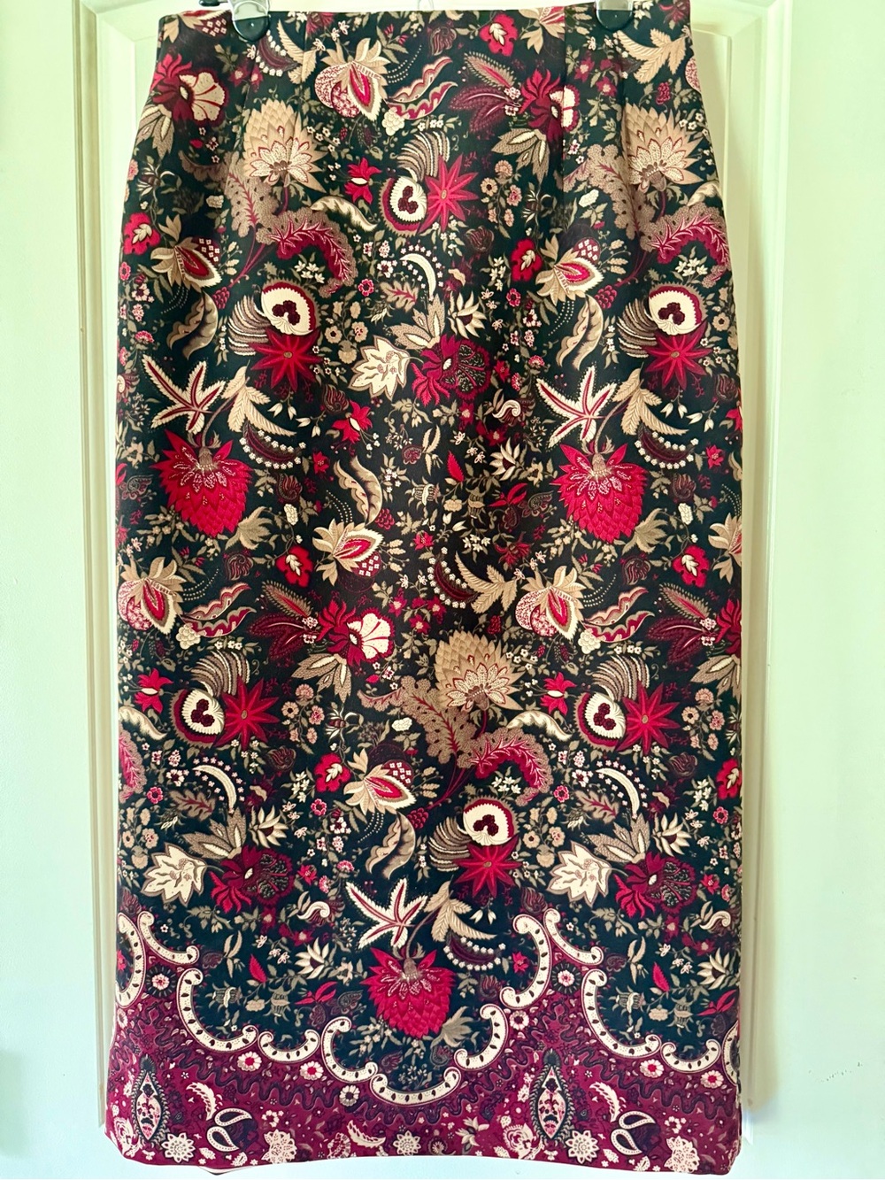 Vintage Briggs New York Black Pencil Skirt with Red and Gold Floral Jacquard Y2K